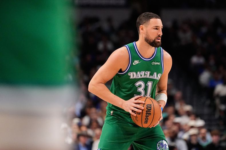ARCHIVO - Klay Thompson, de los Mavericks de Dallas, maneja el balón durante un juego de baloncesto de la NBA frente a los Hawks de Atlanta, el 18 de marzo de 2026, en Dallas. (AP Foto/Tony Gutierrez, Archivo)