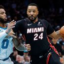 ARCHIVO - Foto del 14 de abril del 2026, el base del Heat de Miami avanza hacia la canasta frente al alero de los Hornets de Charlotte Miles Bridges en el mini-torneo de la postemporada. (AP Foto/Nell Redmond, Archivo)