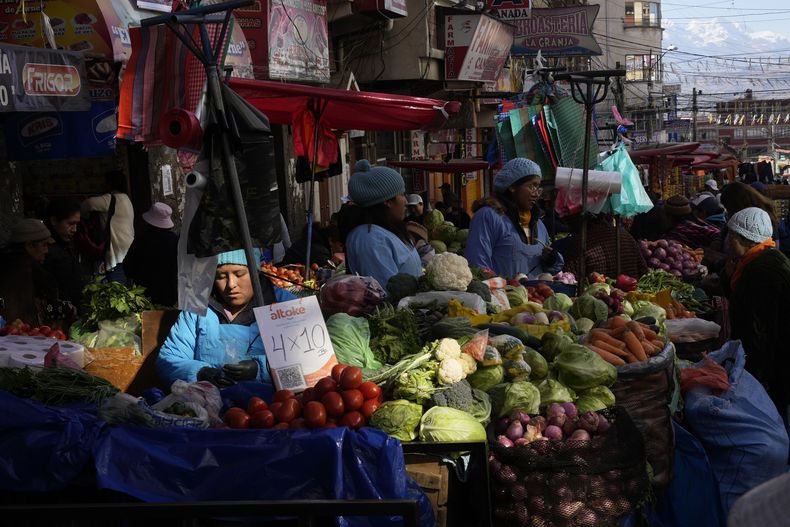 Vendedoras de verduras en un mercado callejero en La Paz, Bolivia, el miércoles 11 de junio de 2025. (Foto AP/Juan Karita)