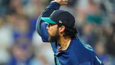 El mexicano Andrés Muñoz, de los Marineros de Seattle, lanza en el noveno inning del juego del viernes 22 de mayo de 2026 ante los Reales de Kansas City (AP Foto/Charlie Riedel)