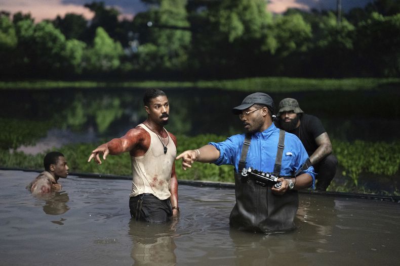 Esta imagen publicada por Warner Bros. Pictures muestra al actor Michael B. Jordan, a la izquierda, y al director, guionista y productor Ryan Coogler en el set de Sinners. (Eli Adé/Warner Bros. Pictures via AP)