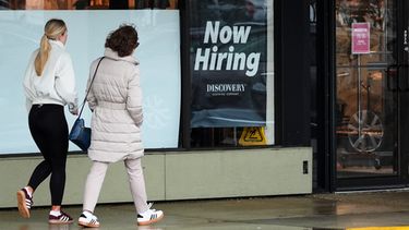 Una tienda solicita personal en Arlington Heights, Illinois, el 2 de abril del 2026. (AP foto/Nam Y. Huh)
