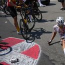 Un ciclista yace en el suelo tras un choque en la 15ma etapa del Tour de Francia entre Les Gets Les Portes du Soleil y Saint-Gervais Mont-Blanc el domingo 16 de julio del 2023. (AP Photo/Daniel Cole)