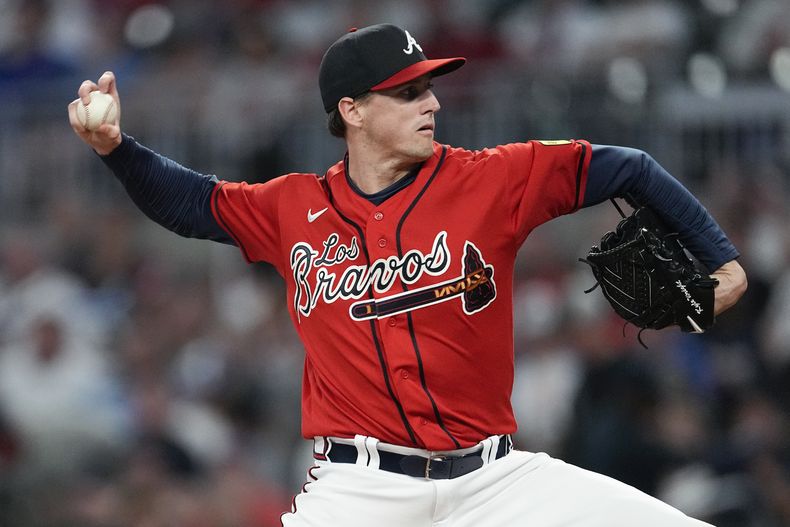 Kyle Wright, lanzador de los Bravos de Atlanta, trabaja en contra de los Cachorros de Chicago durante la quinta entrada del juego de béisbol del jueves 28 de septiembre de 2023, en Atlanta. (AP Foto/John Bazemore)