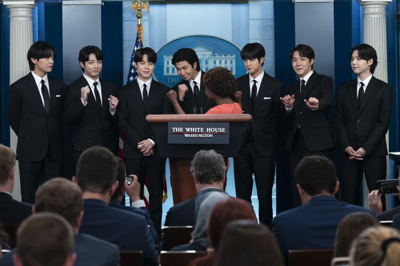 ARCHIVO - Los miembros del supergrupo de K-pop BTS, de izquierda a derecha, V, Jungkook, Jimin, RM, Jin, J-Hope y Suga, se unen a la secretaria de prensa de la Casa Blanca, Karine Jean-Pierre, durante la sesión informativa diaria en la Casa Blanca, el martes 31 de mayo de 2022, en Washington. (Foto AP/Evan Vucci, archivo)