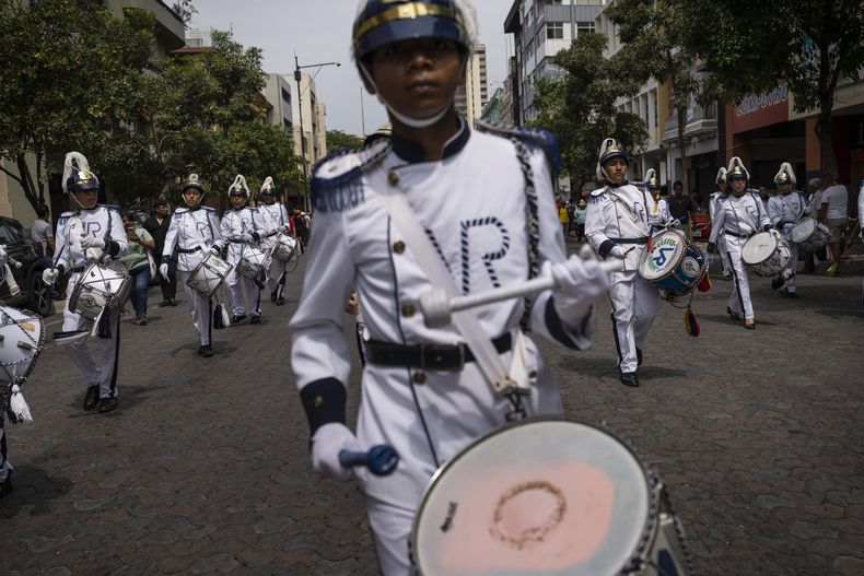 Una banda estudiantil participa en un desfile para conmemorar la independencia de la ciudad de Guayaquil, Ecuador, el 1 de octubre de 2023. (AP Foto/Rodrigo Abd)