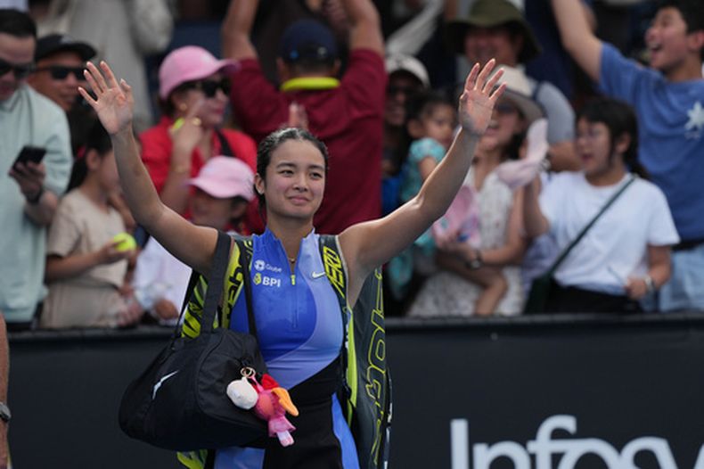 ARCHIVO - La filipina Alexandra Eala saluda a los espectadores tras perder en la primera ronda del Abierto de Australia, el 19 de enero de 2026, en Melbourne. (AP Foto/Dar Yasin, File)