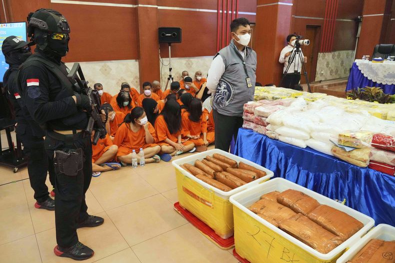 Policías indonesios exhiben la droga incautada en diversos operativos a nivel nacional en los meses previos en la sede de la agencia de aduanas en Yakarta, Indonesia, el 23 de junio del 2025. (AP foto/Achmad Ibrahim)