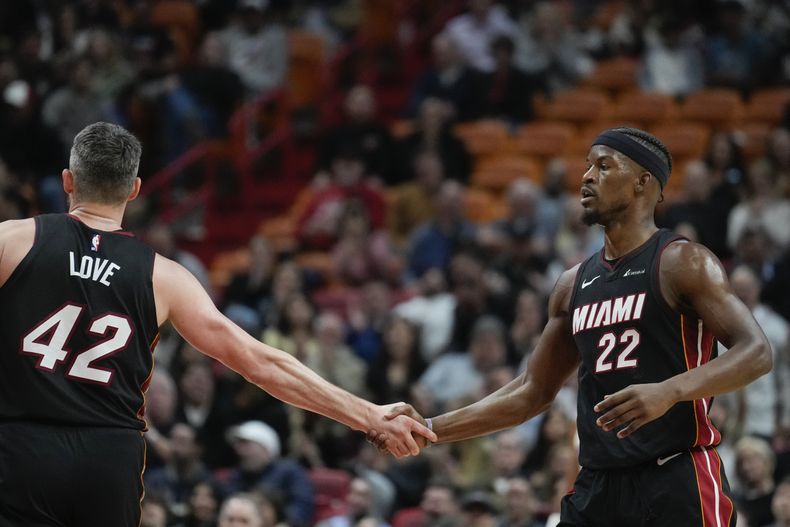 El alero del Heat de Miami Jimmy Butler celebra con su compañero Kevin Love en el encuentro ante el Magic de Orlando el martes 6 de febrero del 2024. (AP Foto/Rebecca Blackwell)
