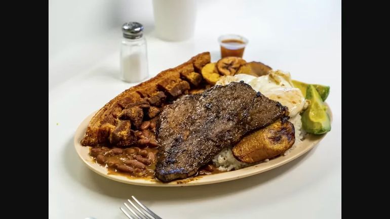 La abundante bandeja paisa es suficiente para dos. (Tasty Planet)
