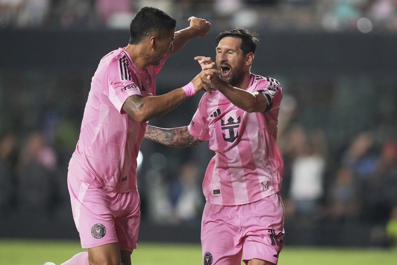 El argentino Lionel Messi festeja con el uruguayo Luis Suárez, su compañero en el Inter Miami, en un partidko de la MLS ante Nashville, el sábado 12 de julio de 2025 (AP Foto/Lynne Sladky)