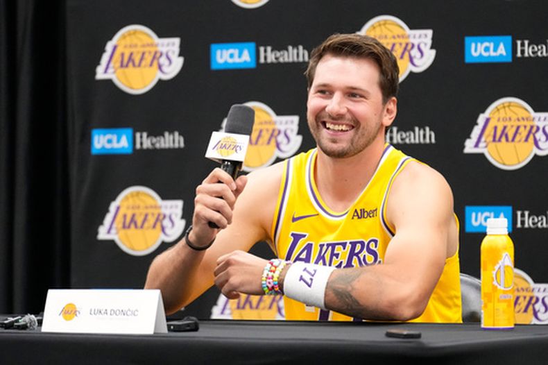 El base de los Lakers de Los Ángeles, Luka Doncic, gesticula mientras habla con los medios durante el día de medios el 28 de septiembre de 2026 en El Segundo, California. (Foto AP/Mark J. Terrill)