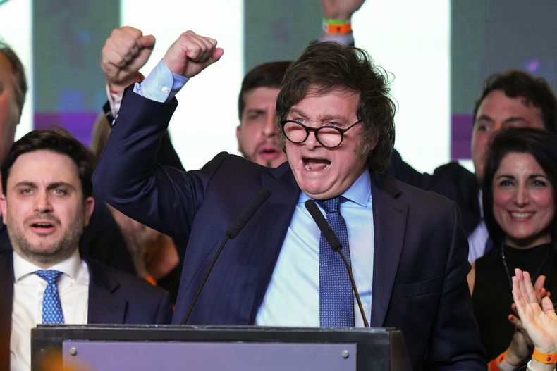 Javier Milei, candidato presidencial de La Libertad Avanza, habla en su sede de su campaña después del cierre de las urnas para las elecciones generales en Buenos Aires, Argentina, el domingo 22 de octubre de 2023. (AP Foto/Natacha Pisarenko)