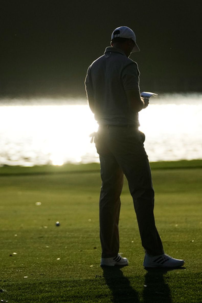 El sueco Ludvig Aberg estudia sus notas en el fairway del hoyo 18 durante la segunda ronda del torneo de golf The Players Championship el viernes 13 de marzo de 2026 en Ponte Vedra Beach, Florida. (Foto AP/Gerald Herbert)