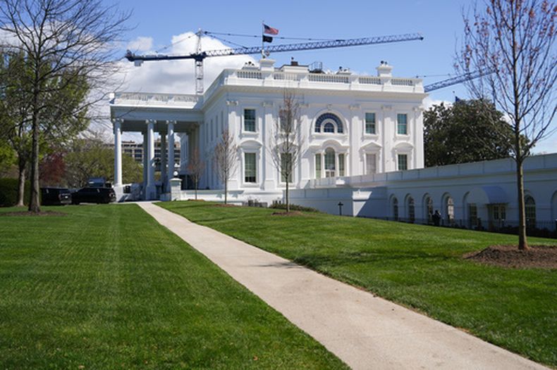 Grúas de construcción para el salón de baile de la Casa Blanca, el 23 de marzo de 2026, en Washington. (Foto AP/Julia Demaree Nikhinson)