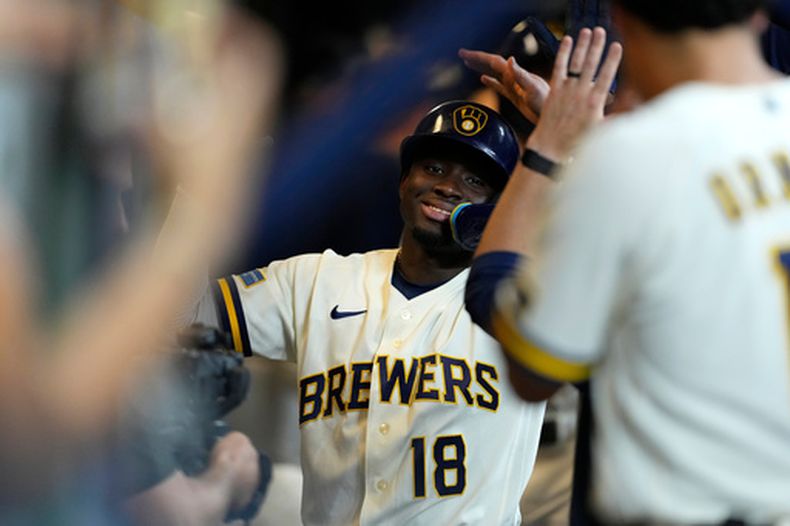 El venezolano Luis Lara, de los Cerveceros de Milwaukee, festeja en la cueva luego de conectar un jonrón de tres carreras ante los Marineros de Seattle, el martes 18 de agosto de 2026 (AP Foto/Aaron Gash)
