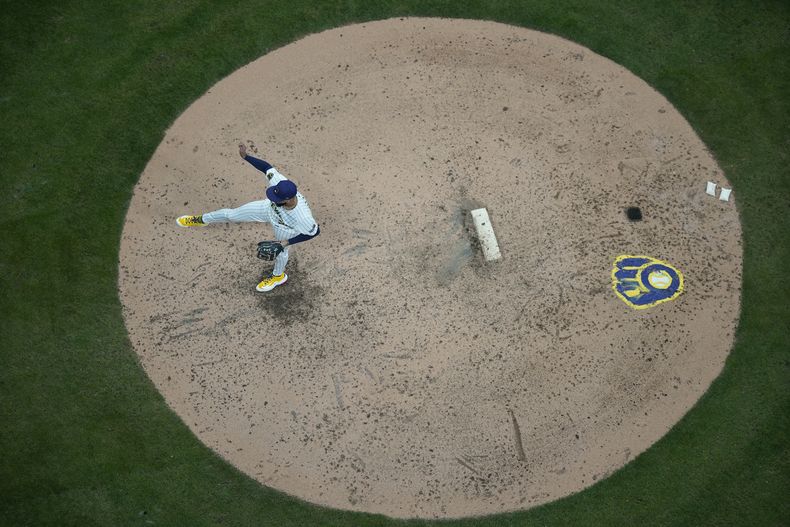 Devin Williams, de los Cerveceros de Milwaukee, lanza durante la novena entrada del Juego 3 de la Serie de Comodines de la Liga Nacional en contra de los Mets de Nueva York, el jueves 3 de octubre de 2024, en Milwaukee. (AP Foto/Morry Gash)