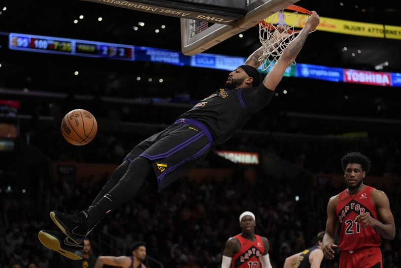Anthony Davis, de los Lakers de Los Ángeles, realiza una volcada durante el duelo ante los Raptors dee Toronto, el martes 9 de enero de 2024 (AP Foto/Ashley Landis)