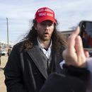 El partidario del presidente Donald Trump, Robert Morss, quien participó en los disturbios del 6 de enero de 2021 en el Capitolio, habla con los periodistas después de ser liberado de la prisión de Pittsburgh Loretto, el martes 21 de enero de 2025, en Washington. Morse fue liberado después de 3 años y medio en prisión, un dia después de que Trump juramentó como presidente. (AP Foto/José Luis Magaña)