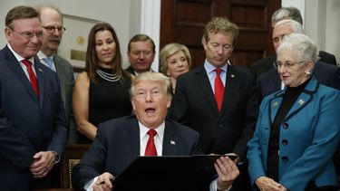 Mayoría de inscritos a Obamacare viven en estados pro Trump