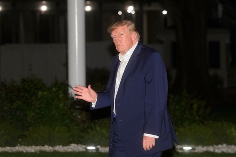 El presidente de Estados Unidos, Donald Trump, llega en el Marine One al Jardín Sur de la Casa Blanca, el viernes 2 de octubre de 2026, en Washington. (AP Foto/Rod Lamkey, Jr.)