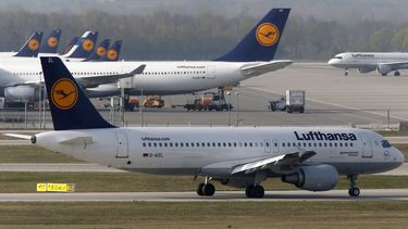 americateve | Un avi&oacute;n de Lufthansa llega al aerpuerto de Munich, en el sur de Alemania, el martes 1 de abril de 2014. La aerol&iacute;nea cancel&oacute; el 2 de abril casi 900 vuelos internos e intercontinentales en el primero de tres d&iacute;as de huelga del