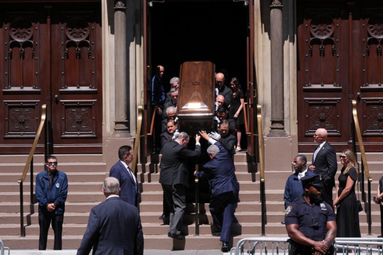 Un grupo de personas traslada el féretro tras los servicios funerarios de Clive Davis en la Sinagoga Central de Nueva York, el lunes 29 de junio de 2026. (Foto AP/Adam Gray)