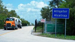 Vehículos entran y salen del centro de detención de inmigrantes Alcatraz de los Caimanes, el 28 de agosto de 2025, en el condado de Collier, Florida. (AP Foto/Rebecca Blackwell, Archivo)