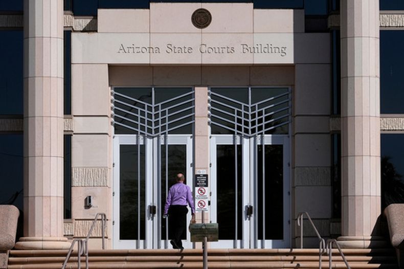 Un hombre ingresa al edificio de la Corte Suprema de Arizona, el 10 de abril de 2024, en Phoenix. (AP Foto/Matt York, Archivo)