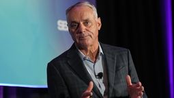 El comisionado Rob Manfred habla durante el SBJ CAA, el jueves 22 de abril de 2025, en Nashville, Tennessee, (AP Foto/George Walker IV)