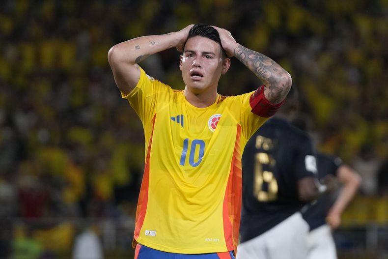 James Rodríguez, de Colombia, se lamenta durante un partido de la eliminatoria mundialista frente a Ecuador, el martes 19 de noviembre de 2024, en Barranquilla (AP Foto/Fernando Vergara)