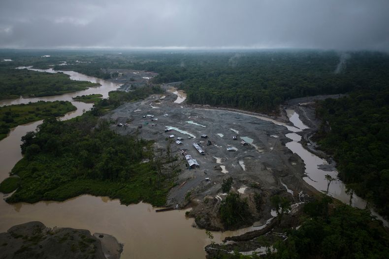 ARCHIVO – Un campamento de minería ilegal a lo largo del río Quito, el principal afluente del río Atrato, cerca de Paimado, Colombia, el 23 de septiembre de 2024. (AP Foto/Ivan Valencia, Archivo)