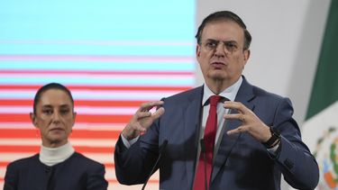 El secretario de Economía de México, Marcelo Ebrard, habla durante la conferencia de prensa matutina diaria de la presidenta Claudia Sheinbaum en el Palacio Nacional en la Ciudad de México, el lunes 3 de febrero de 2025. (Foto AP/Marco Ugarte)