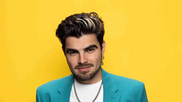 el artista venezolano jonathan moly tilda de cobardes a los artistas que no se han pronunciado ante protestas en venezuela