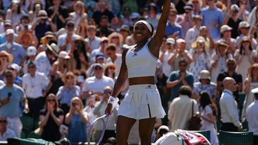 La estadounidense Coco Gauff celebra al vencer a su compatriota Jessica Pegula en los cuartos de final de Wimbledon el martes 7 de julio del 2026. (AP Foto/Maja Smiejkowska)