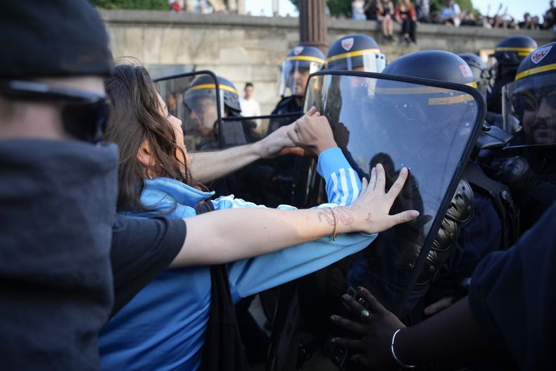 Policías encaran a manifestantes en la plaza Concorde durante una protesta en París, Francia, el viernes 30 de junio de 2023. (AP Foto/Lewis Joly)