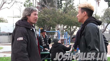 dio $100 a un homeless y lo siguio
