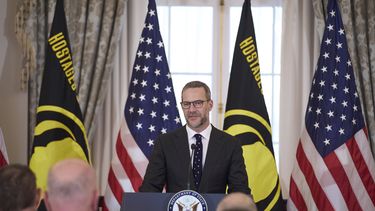 Adam Boehler, enviado presidencial de Estados Unidos para cuestiones de rehenes, habla durante una ceremonia para izar la Bandera de Rehenes y Detenidos Injustamente en el Departamento de Estado, el jueves 6 de marzo de 2025, en Washington. (AP Foto/Evan Vucci)