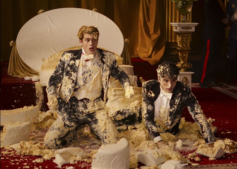 En esta imagen proporcionada por Amazon Studios, Nicholas Galitzine, izquierda, y Taylor Zakhar Perez en una escena de Red, White & Royal Blue. (Jonathan Prime/Amazon Studios vía AP)