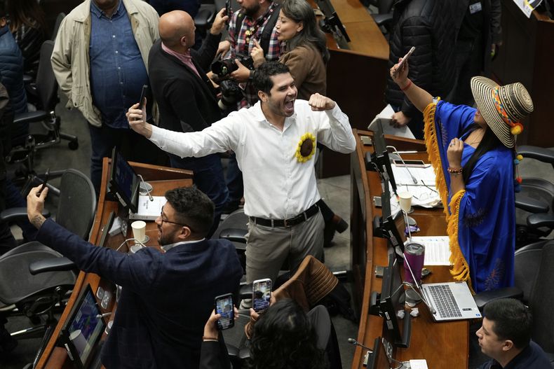 El senador Fabián Díaz celebra la aprobación de la reforma laboral luego de votarla en el Congreso en Bogotá, Colombia, el viernes 20 de junio de 2025. (AP Foto/Fernando Vergara)