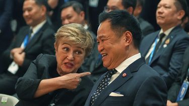 La directora gerente del FMI, Kristalina Georgieva, a la izquierda, conversa con el primer ministro de Tailandia, Anutin Charnvirakul, en la ceremonia de inauguración del Pabellón de Tailandia durante las reuniones anuales del FMI y del Grupo del Banco Mundial en Bangkok, el lunes 12 de octubre de 2026. (AP Foto/Sakchai Lalit)