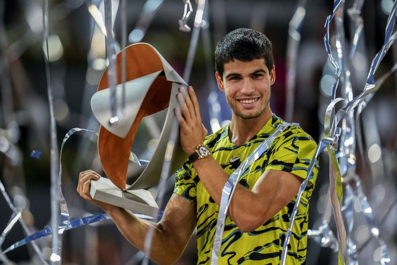 Carlos Alcaraz alza el trofeo de campeón del Abierto de Madrid tras derrotar a Jan-Lennard Struff en la final, el domingo 7 de mayo de 2023. (AP Foto/Manu Fernández)