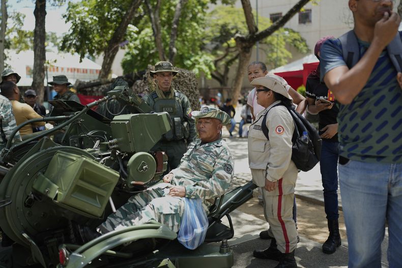 Miembros de la Fuerza Armada Nacional Bolivariana y milicias bolivarianas se reúnen para ejercicios militares en Caracas, Venezuela, el sábado 20 de septiembre de 2025. (Foto AP/Ariana Cubillos)