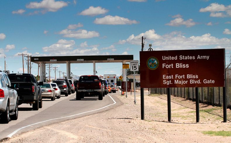 ARCHIVO – Varios vehículos esperan a entrar a Fort Bliss, Texas, el 9 de septiembre de 2014. (AP Foto/Juan Carlos Llorca, Archivo)