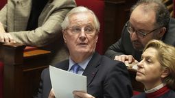 El primer ministro francés, Michel Barnier, sostiene un documento durante los discursos en la Asamblea Nacional antes de un voto de censura, el miércoles 4 de diciembre de 2024 en París. (AP foto/Michel Euler)