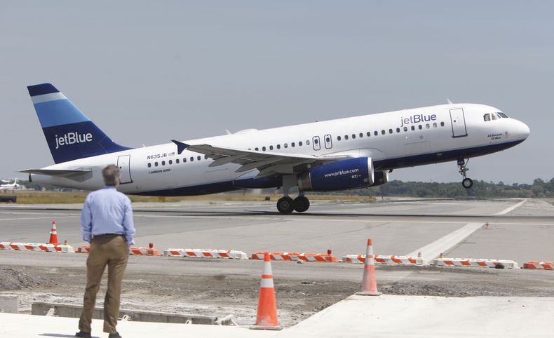 En esta foto del 2 de junio del 2010, un avi&oacute;n de JetBlue se apresta a despegar en el aeropuerto John F. Kennedy de Nueva York. La aerol&iacute;nea empezar&aacute; a cobrar por el despacho de equipaje con la tarifa m&aacute;s barata a partir del pr