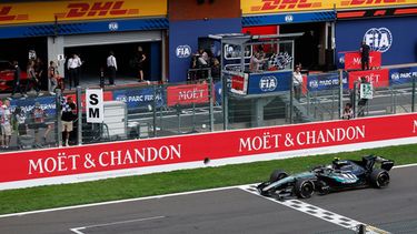 La bandera a cuadros ondea mientras el italiano Kimi Antonelli de Mercedes, cruza la meta al ganar el Gran Premio de Bélgica en Spa-Francorchamps el domingo 19 de julio del 2026. (AP Foto/Geert Vanden Wijngaert)