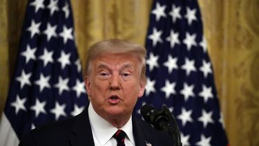 Trump alienta voto por correo en Florida, impugna en Nevada