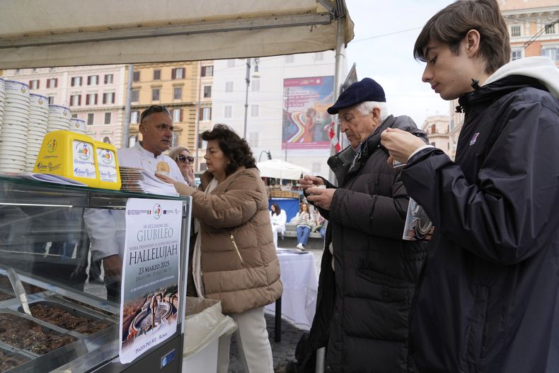 En la víspera del Día Europeo del Helado Artesanal, peregrinos y turistas prueban gratis helado sabor Aleluya inspirado en el jubileo vaticano, el 23 de marzo de 2025. (AP Foto/Gregorio Borgia)