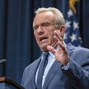 El secretario del Departamento de Salud y Servicios Humanos de Estados Unidos, Robert F. Kennedy Jr., habla en una conferencia de prensa acerca del Reporte sobre el Autismo de los Centros para el Control y la Prevención de Enfermedades (CDC, por sus siglas en inglés) en el auditorio del edificio Hubert Humphrey en Washington, el miércoles 16 de abril de 2025. (AP Foto/Jose Luis Magana)